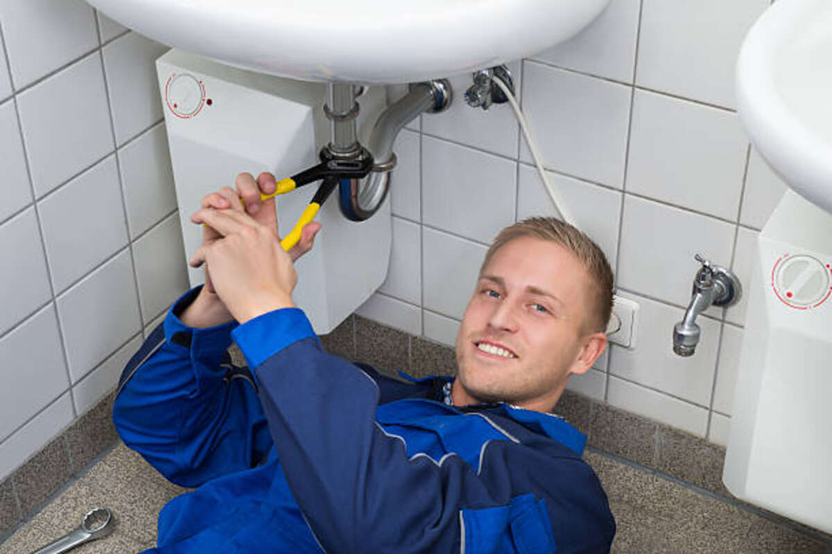 What Does a Service Plumbing Job Entail?